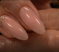Minimal nail art